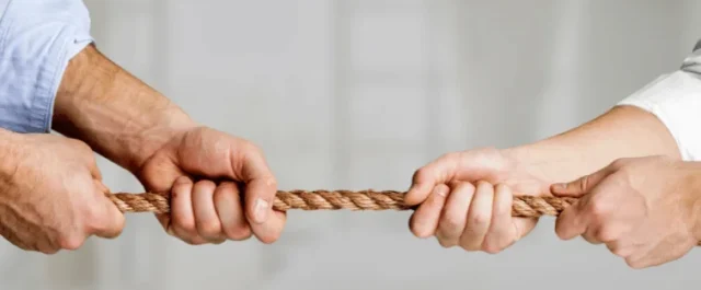 2 persons pulling on a rope