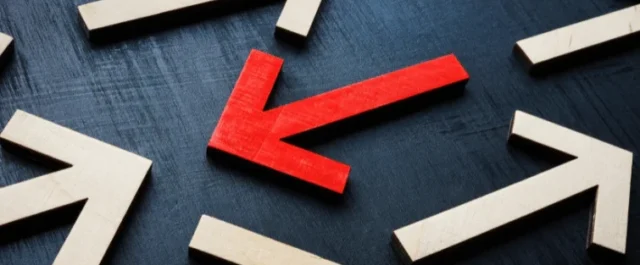 Several white arrows pointing to the right and one red arrow pointing to the left