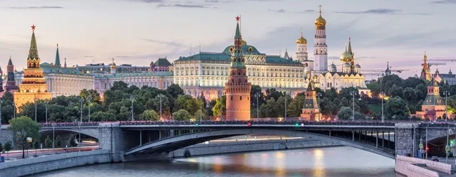 Мост через Москву-реку с Кремлём на заднем плане