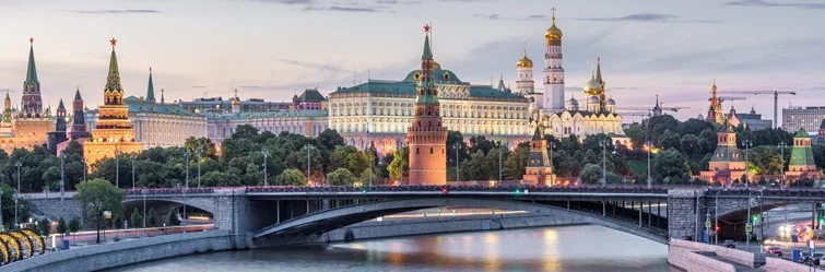 Мост через Москву-реку с Кремлём на заднем плане