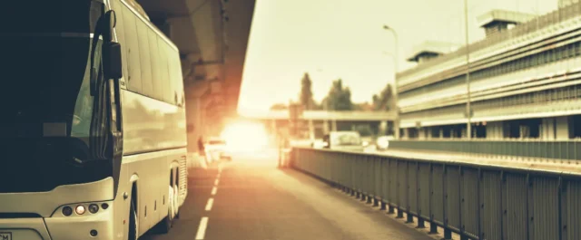 Reisebus auf Autobahn