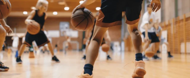 Schüler spielen Basketball