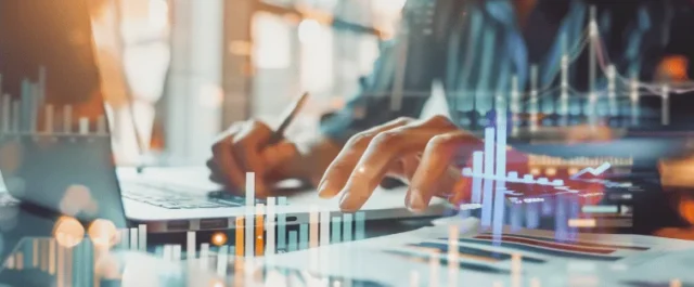 Person am Laptop mit Diagrammen