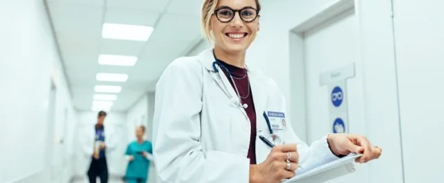 Eine blonde Ärztin in einem Krankenhaus