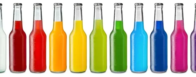 farbenfrohe Flaschen gefüllt mit Limonade