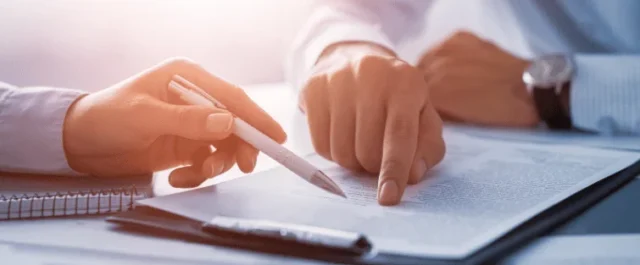 Zwei Personen prüfen ein Dokument