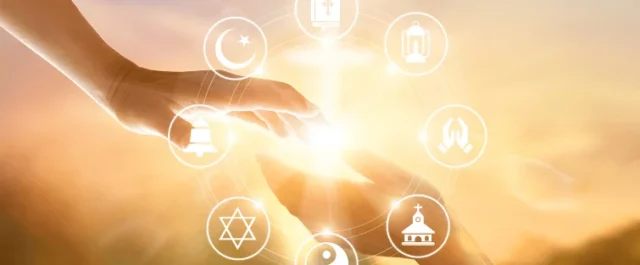 Zwei Hände mit Symbolen verschiedener Religionen