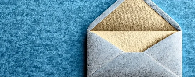 ein weißer Brief auf blauem Hintergrund