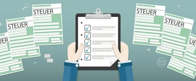 Eine Checkliste die von 2 Händen gehalten wird