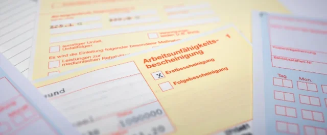 Mehrere Arbeitsunfähigkeitsbescheinigungen liegen übereinander
