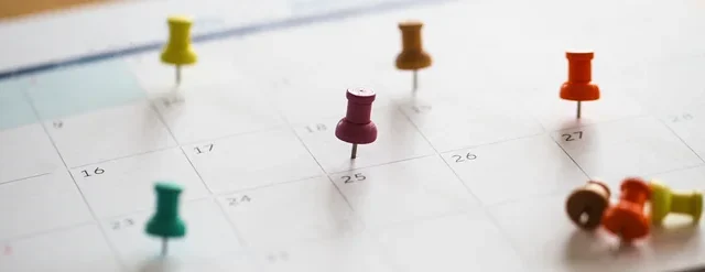 5 Pins in einem Kalenderblatt