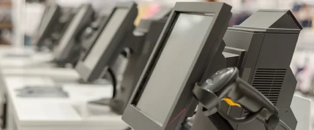 Vier digitale Kassensysteme in einer Reihe