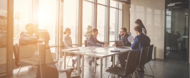 Mehrere Personen an Meetingtisch