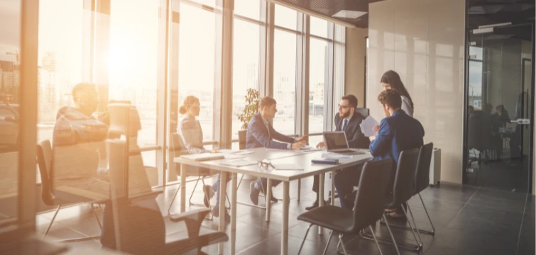 Mehrere Personen an Meetingtisch