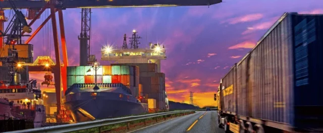 ein LKW am Containerhafen